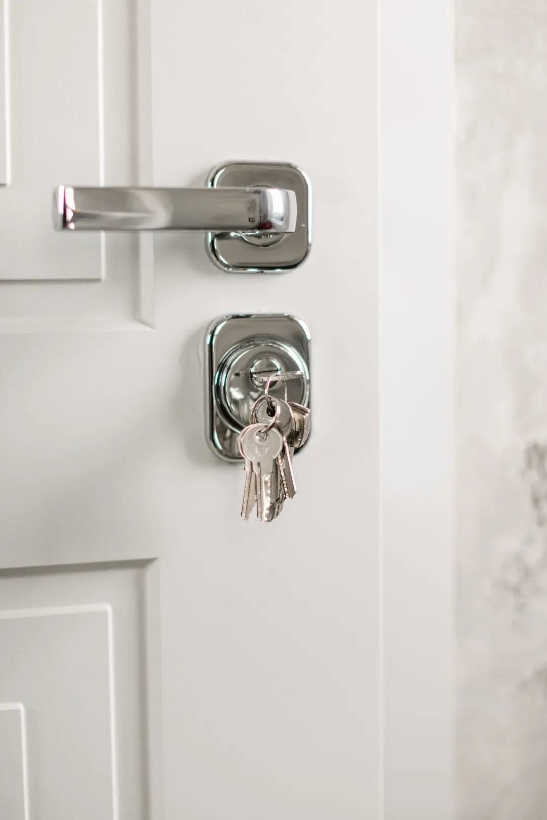 cle-cylindre-porte-entree Clé sur le cylindre d'une porte d'entrée, réflexe de sécurité avant de partir en vacances
